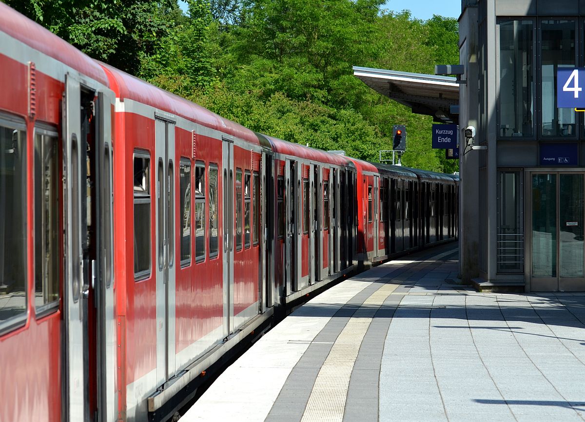 Hamburger S-Bahnzug am Bahnsteig von  Aumühle /Schleswig-Holstein. Gleich geht es los - von der Bille an die Elbe. 9.6.2014 