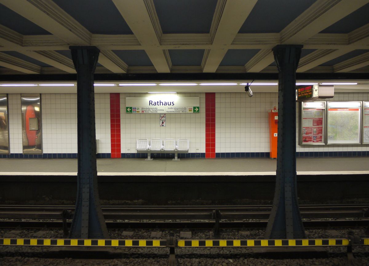 Hamburger U-Bahnhaltestelle  Rathaus : Kassettendecke und eiserne Stützpfeiler sind noch da - ansonsten erinnert kaum etwas an den Ursprungszustand der 1912 erbauten Station. 12.3.2014