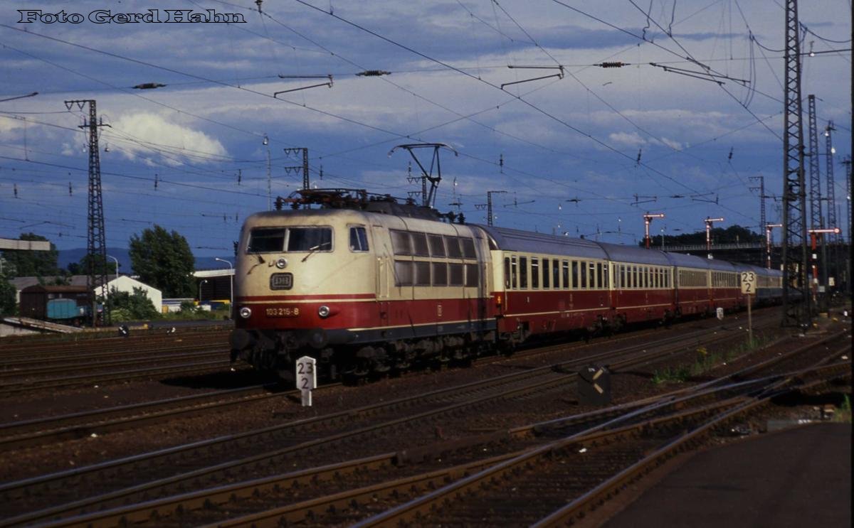Hamm am 5.7.1988 um 18.22 Uhr: Einfahrt 103216 mit IC 575 Kaiserstuhl nach Basel.