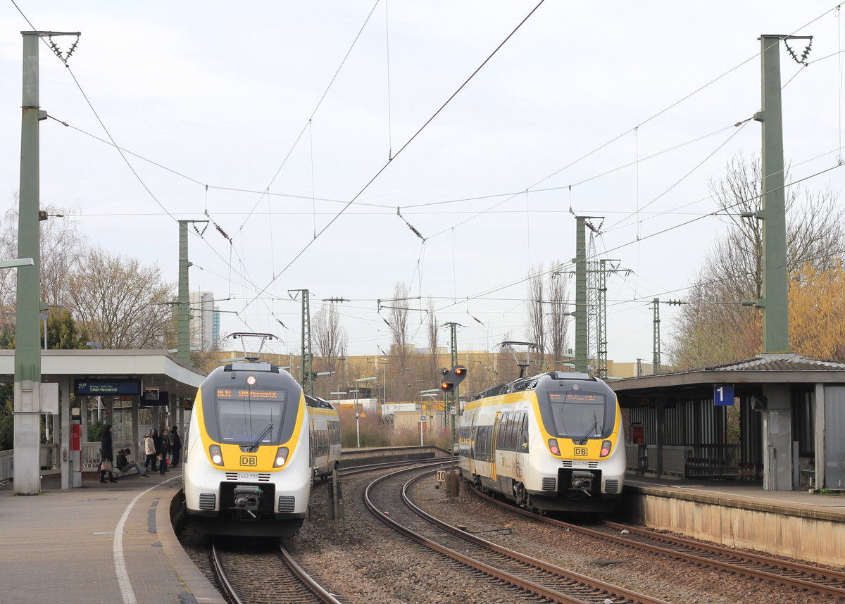 Hamster-/RE19-Treffen am 29.02.2020 im Bahnhof Waiblingen: 3442 707 Stuttgart-Hessental fährt auf Gleis 3 ein, während 3442 700 Hessental-Stuttgart den Bahnhof auf Gleis 1 verlässt.
In der Realität war die Begegnung nicht ganz sauber, weshalb hier mit Gimp nachgeholfen wurde.