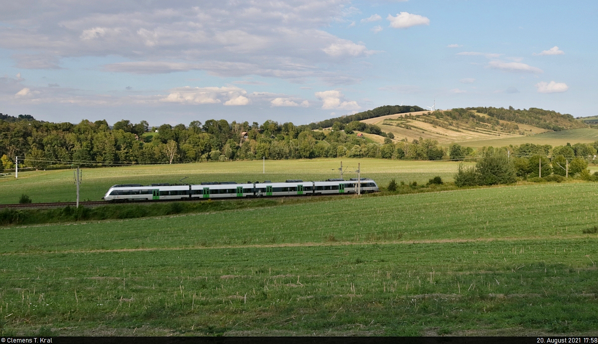 Hamster statt Dostos:
1442 710 (Bombardier Talent 2) überraschend unterwegs bei Döbritschen (Dornburg-Camburg).

🧰 S-Bahn Mitteldeutschland (DB Regio Südost)
🚝 RE 4893  Saale-Express  (RE18) Halle(Saale)Hbf–Jena-Göschwitz
🚩 Bahnstrecke Großheringen–Saalfeld (Saaletalbahn | KBS 560)
🕓 20.8.2021 | 17:58 Uhr