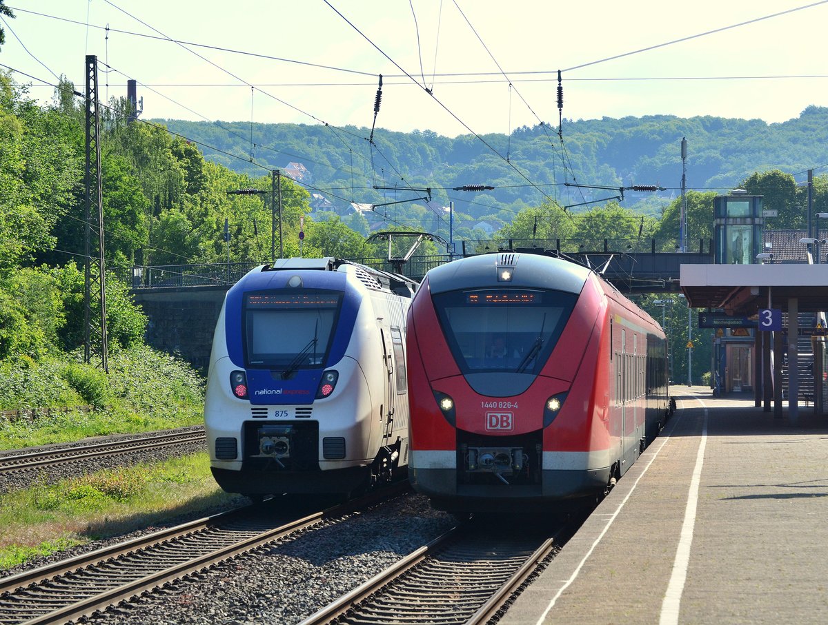 Hamster trifft Katze. Während 442 375 über die Ferngleise in Richtung Wuppertal Hbf rauscht hat 1440 826-4 soeben die Türen geschlossen und beschleunigt auf den Weg nach Düsseldorf. 

Wuppertal Sonnborn 16.05.2020