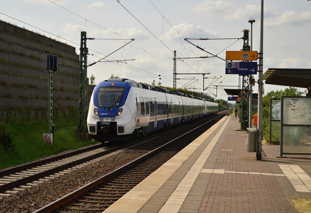 Hamsteralarm in Allerheiligen! 
Recht flott donnert hier ein NX-Hamsterpaar der Linie RE7 gen Münster am 
Fotografen vorbei. Der Zug wird vom 9442 367 geführt. Samstag den 21.5.2016