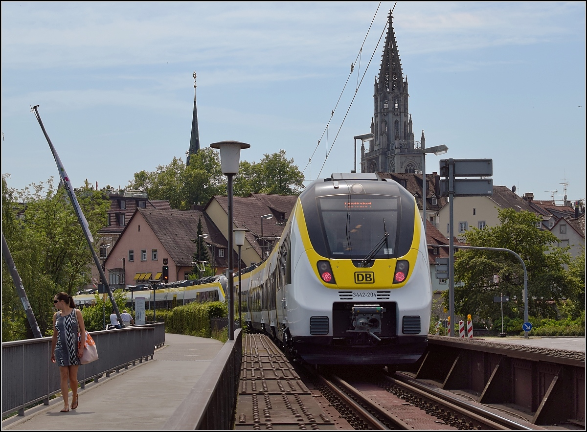 Hamsterbackenalarm am Bodensee. Testzug mit 3442-204, man beachte die Schreibweise, und voranfahrend 3442-205 treffen in Konstanz ein. Blick von der Rheinbrücke Richtung Zentrum mit Münster. Juli 2017. 