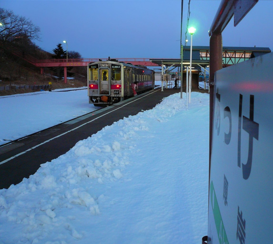 Hanasaki-Linie, Station Akkeshi nach Sonnenuntergang. Triebwagen KIHA 54 525, 18.Februar 2009.