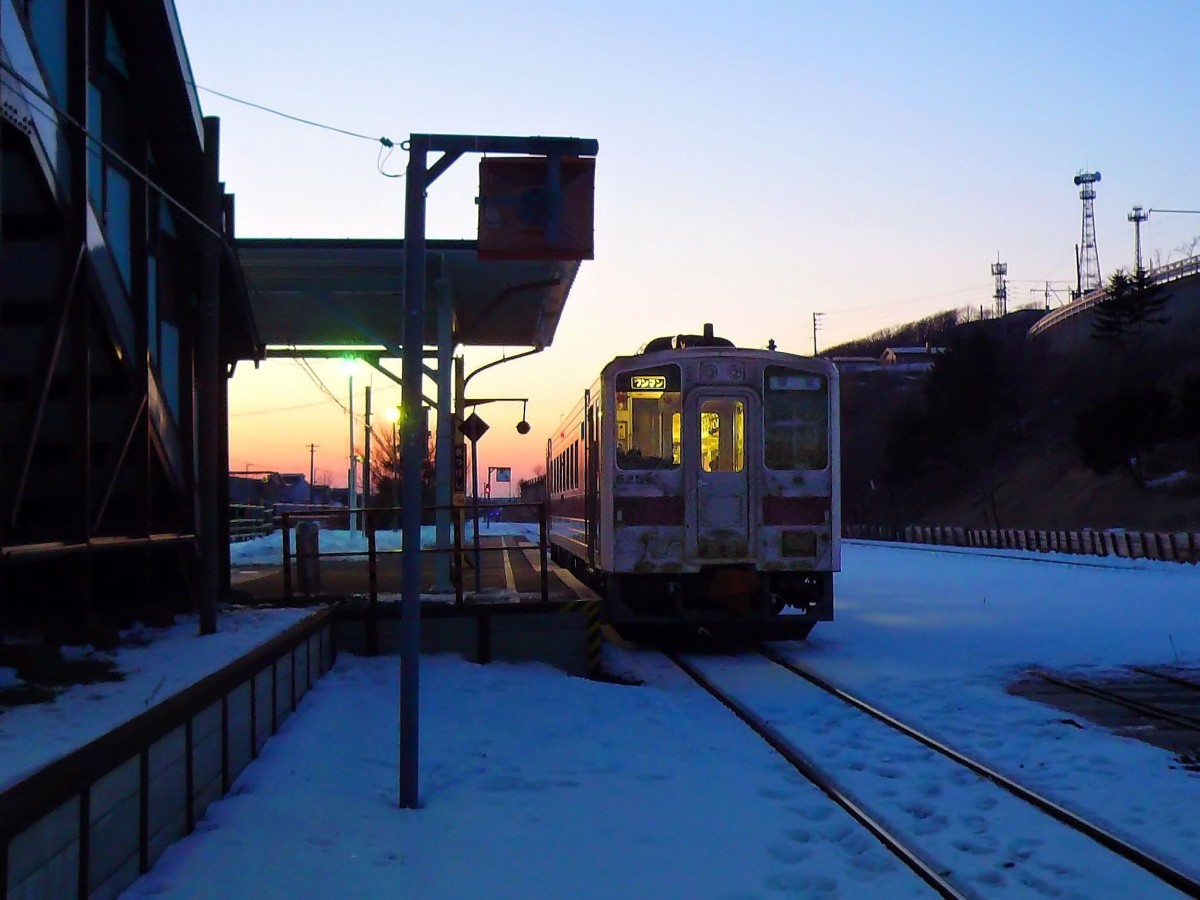 Hanasaki-Linie, Station Akkeshi. Noch leuchtet der Himmel rot. Triebwagen KIHA 54 525, 18.Februar 2009. 