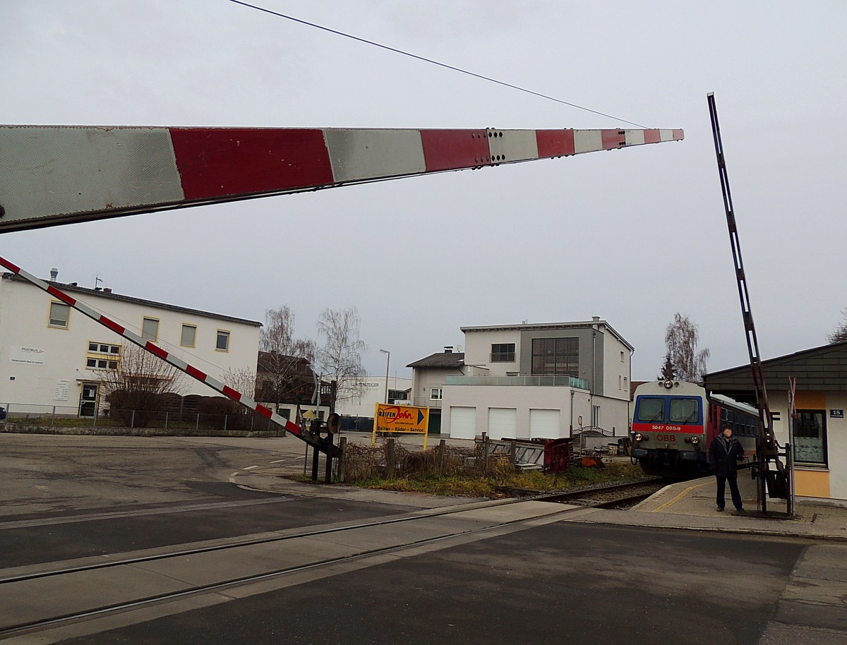  Handbetrieb  am Bahnschranken; Haltestelle Bad-Ried, Bahnstrecke(KBS171) Attnang-Ried-Schärding, im Hintergrund 5047 088-9(R3470);140117