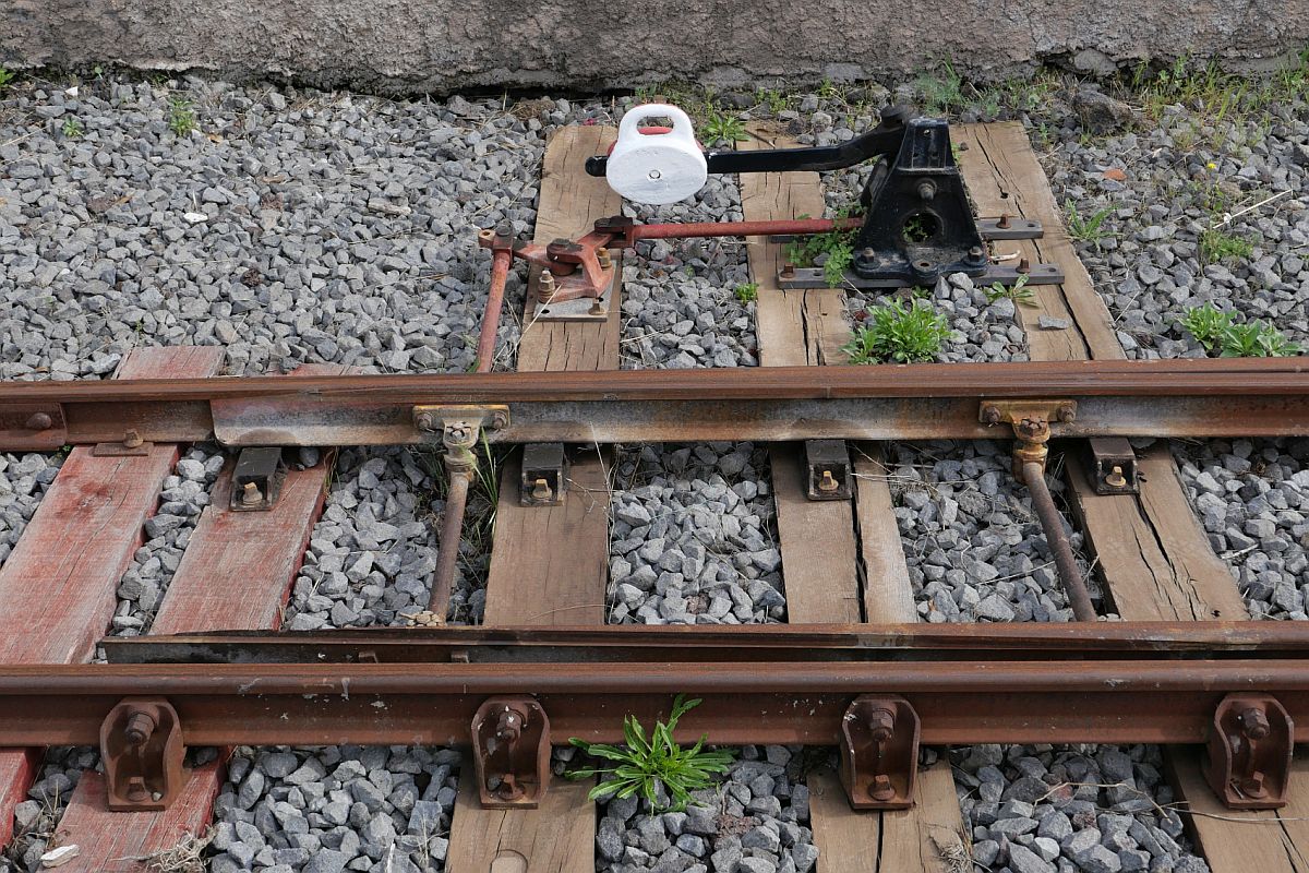 Handweiche mit zweifacher Umlenkung im Bahnhof Bronte am 15.11.2022. Aufnahmestandort ist der zwischen den Gleisen 2 und 3 liegende Bahnsteig.