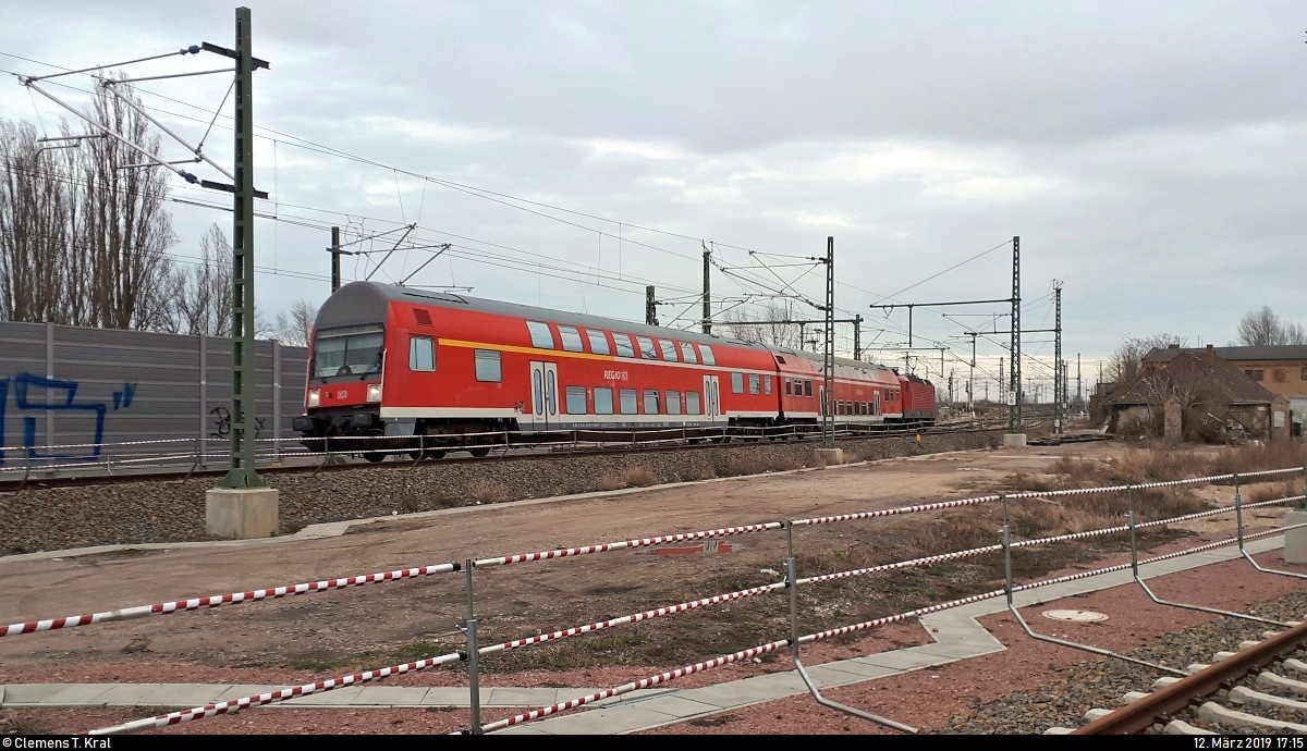 Handy-Aufnahme von DABbuzfa 760 mit Schublok 143 350-7 der S-Bahn Mitteldeutschland (DB Regio Südost) als S 37751 (S7) von Halle-Nietleben, die ihren Endbahnhof Halle(Saale)Hbf Gl. 13a erreicht.
Aufgenommen von Bahnsteig 12/13.
[12.3.2019 | 17:15 Uhr]