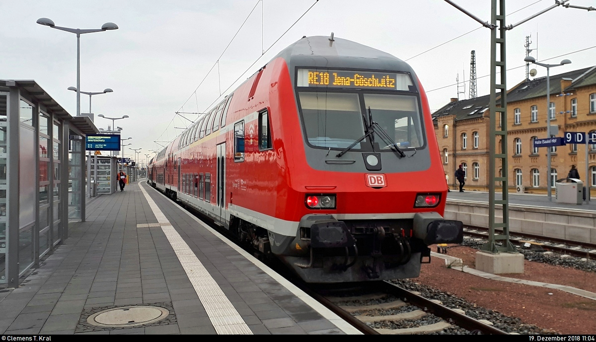 Handy-Aufnahme von DABpbzfa 762.0 mit Zuglok 112 157 der Elbe-Saale-Bahn (DB Regio Südost) als RE 4887 (RE18)  Saale-Express  nach Jena-Göschwitz, der in seinem Startbahnhof Halle(Saale)Hbf auf Gleis 10 A-C steht.
[19.12.2018 | 11:04 Uhr]