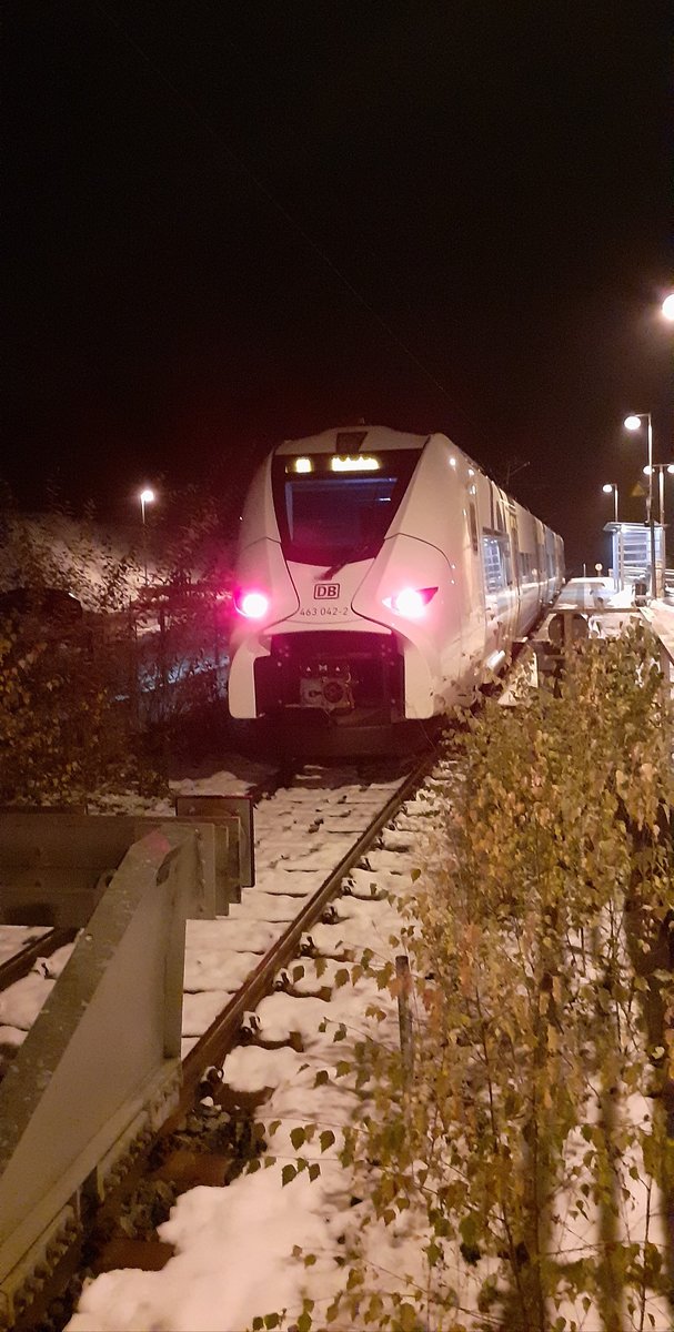 Handybild vom 463 042 als S51 nach Meckesheim in Aglasterhausen am heutigen 2.Dezember 2020. Eigentlich wollte ich im Industriegebiet Unterestal einkaufen gehen als ich im Dunkeln einen dreiteiligen Triebwagen bei der Einfahrt erkannte und keinen vierteiligen. Eigentlich sollte der 463 erst mit dem Fahrpanwechsel auf der S51 fahren.
