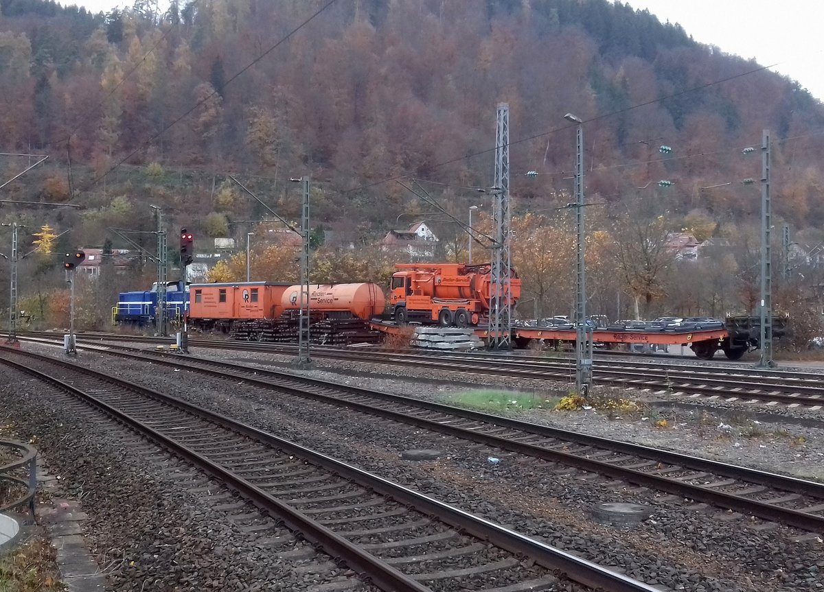 Handyfoto aus dem Bahnhof Eberbach am Neckar, es zeigt einen Arbeitszug, der für die Reinigung von Tunnelentwässerungen zuständig ist. Er ist mit einem 0212 MAK bestückt, also eine  Kastrierte  was die Übersetzung angeht. 12.11.2018