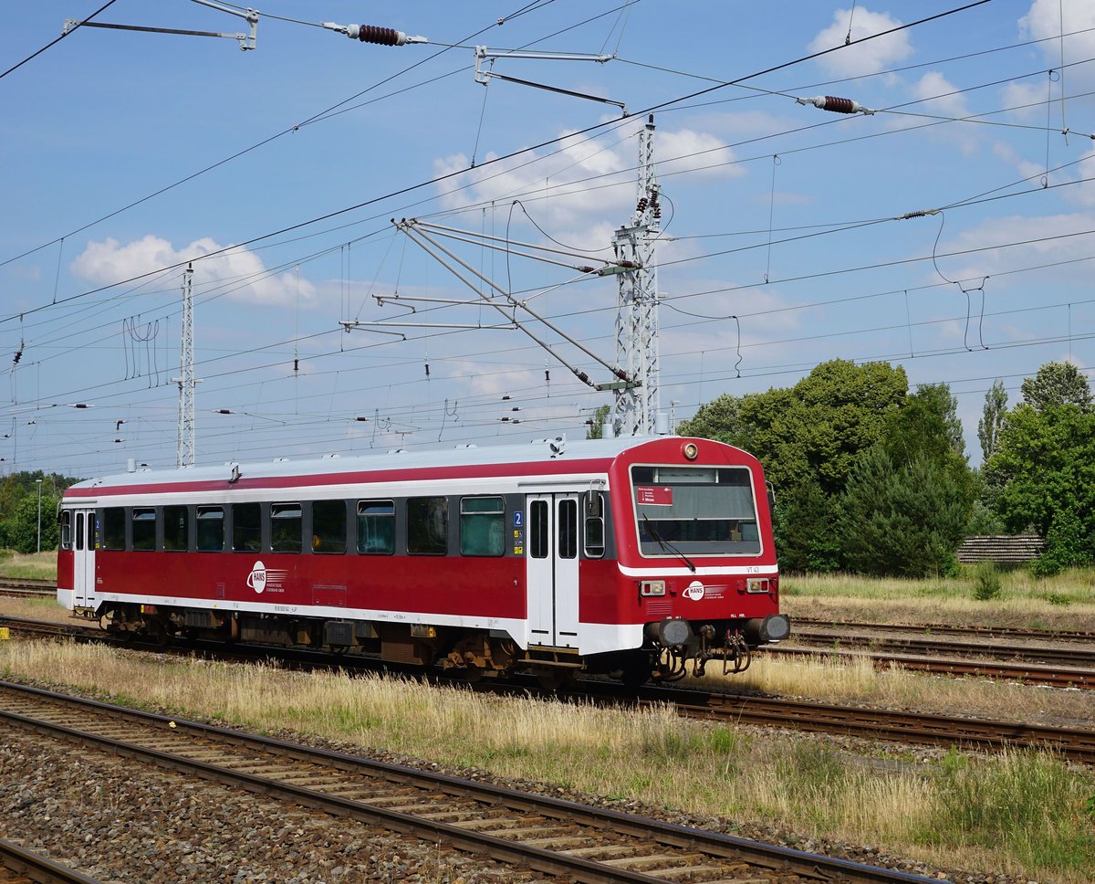 Hans 626 023 auf dem Weg zum Bahsteig am 17.06.2018 in Neustrelitz.