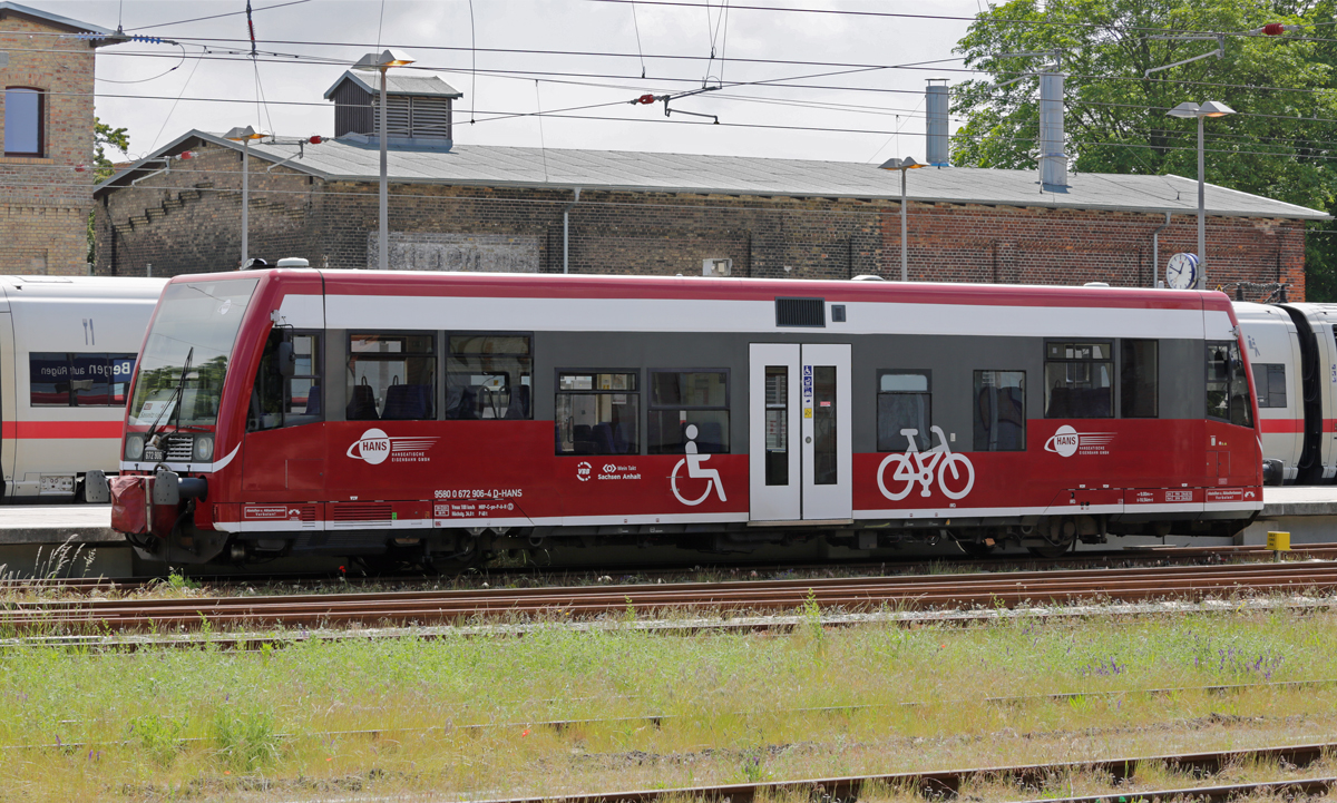 HANS als RE 27 zum Fährhafen Sassnitz Mukran am Einsatz Bahnhof in Bergen. In Spiegelschrift auch am ICE Naumburg (Saale) zu erkennen. - 04.06.2022

 
