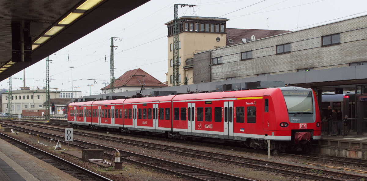 Hans und ich warteten im Hauptbahnhof Saarbrücken auf unsere RB nach Saarlouis. Den Gegenzug die RB nach Homburg konnten wir noch auf den Chip bannen. 425 142 verlässt den Hbf. Saarbrücken in Richtung St.Ingbert. 03.04.2015