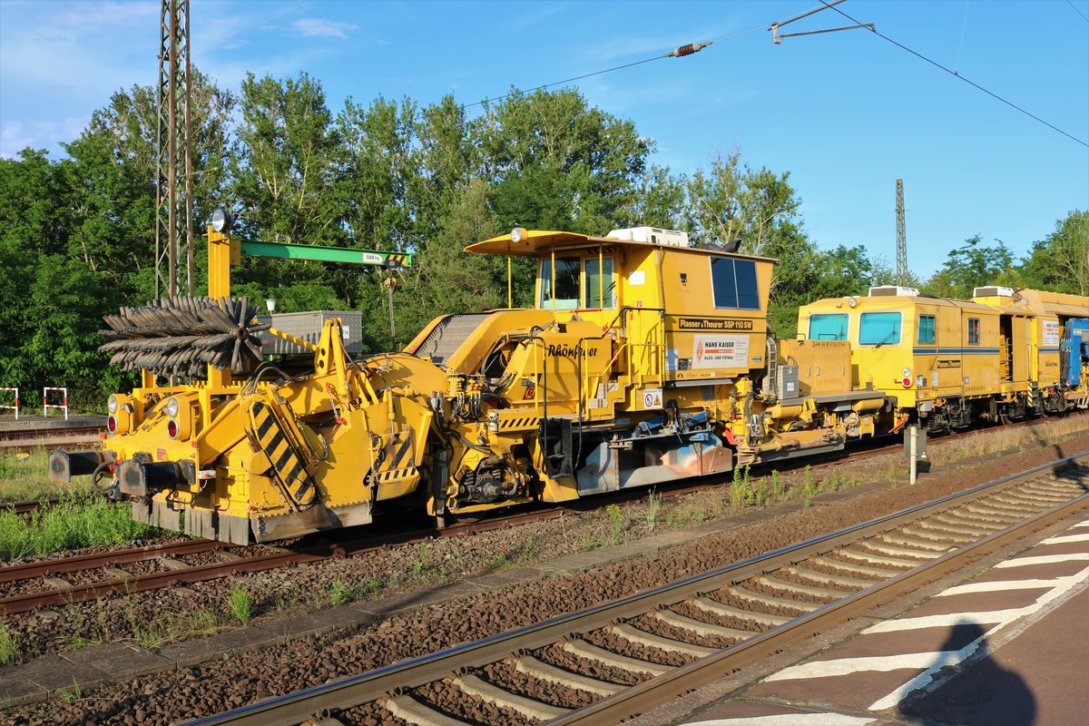 Hans Kaiser Gleisbau Plasser und Theurer Schotterplaniermaschine am 18.06.20 in Kahl am Main 