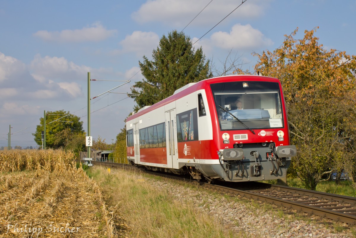  Hans  im Münstertal - Wenn einer der beiden neuen SWEG Elektro-Triebwagen ausfällt, pendelt zur Zeit der VT 650.06 der Hanseatischen Eisenbahn GmbH zwischen Bad Krozingen, Staufen und Münstertal. Hier aufgenommen am 21.10.2015 kurz vor Staufen.
