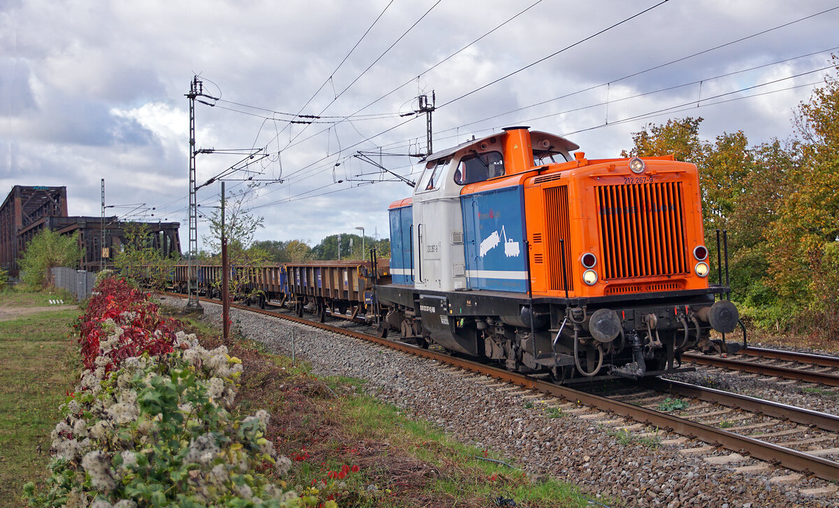 Hanse Lok 212 267-9 am 10.10.2020 mit einem Bauzug in Duisburg.