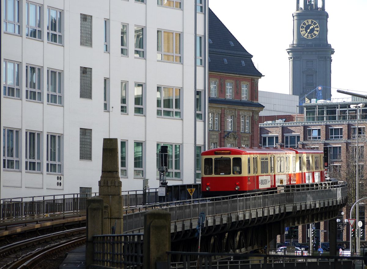  Hanseat  unterm  Michel  - Traditionszug der Hamburger Hochbahn auf der Rampe vor der Station  Rödingsmarkt . 23.2.2014