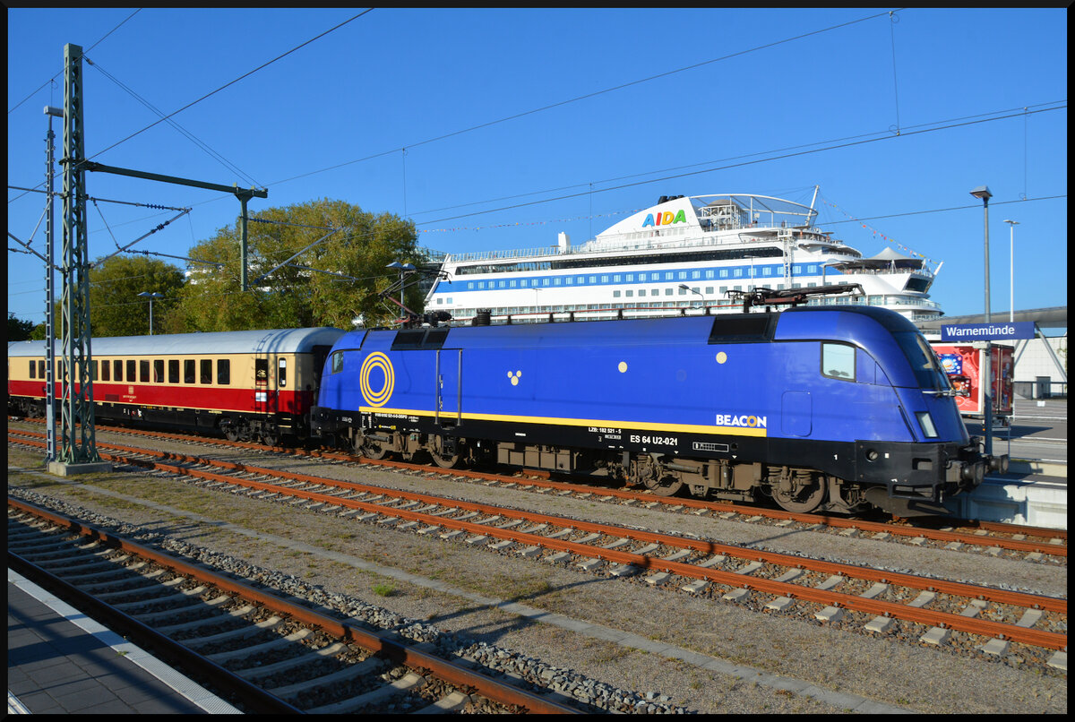 HanseSail 2026: Die Elektrolok Beacon 182 521 verabschiedet sich mit einen akustischen Gru� und dem AKE-Rheingold Sonderzug DZ 321 Warnem�nde - K�ln am Abend des 08.08.2026 aus dem Bahnhof Warnem�nde.