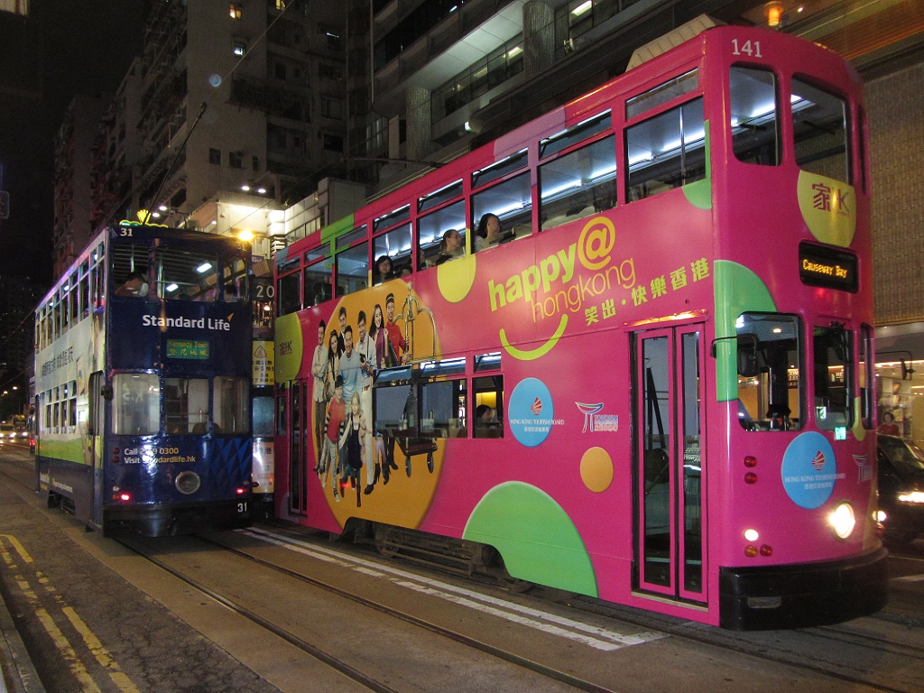 Happy Hongkong: Tw 141 und 31 begegnen sich in der Johnston Road, unweit der U-Bahn Station Wan Chai, 23.08.2013.