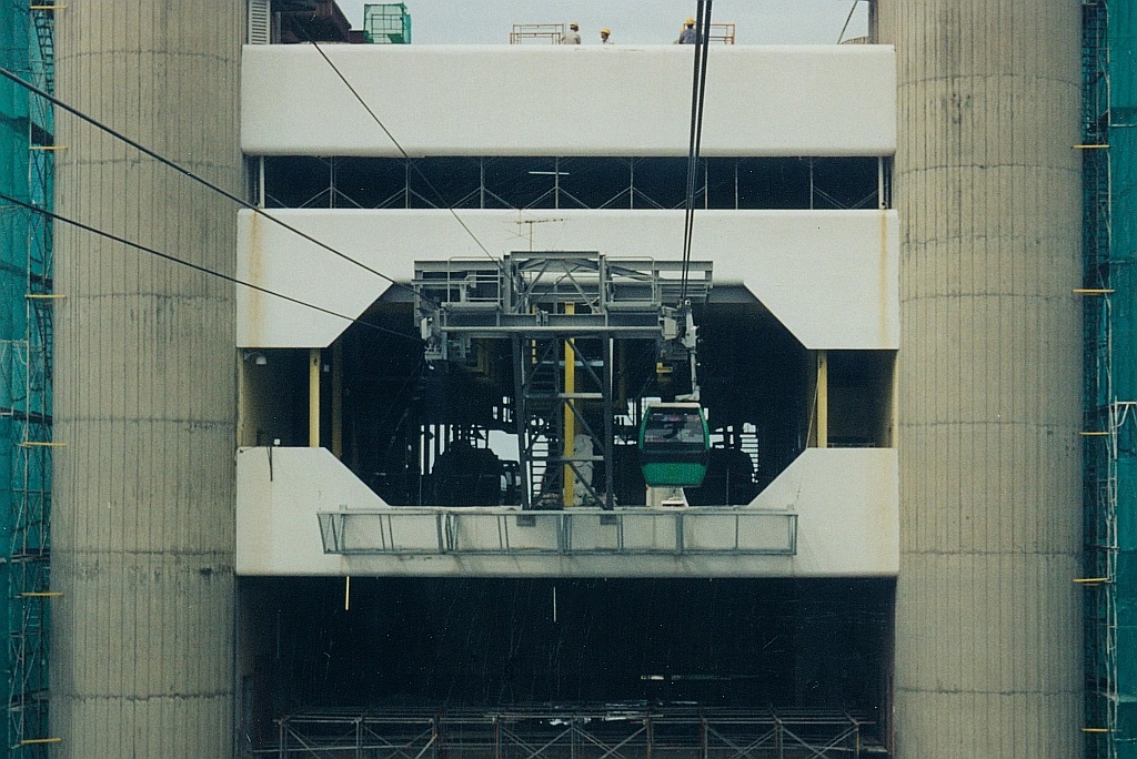Harbour Front Station der Singapore Cable Car MFLG Mount Faber-Linie, welche sich im 16.Stockwerk eines Gebäudekomplexes befindet. Bild vom 08.Mai 2002. (Fotoscan)