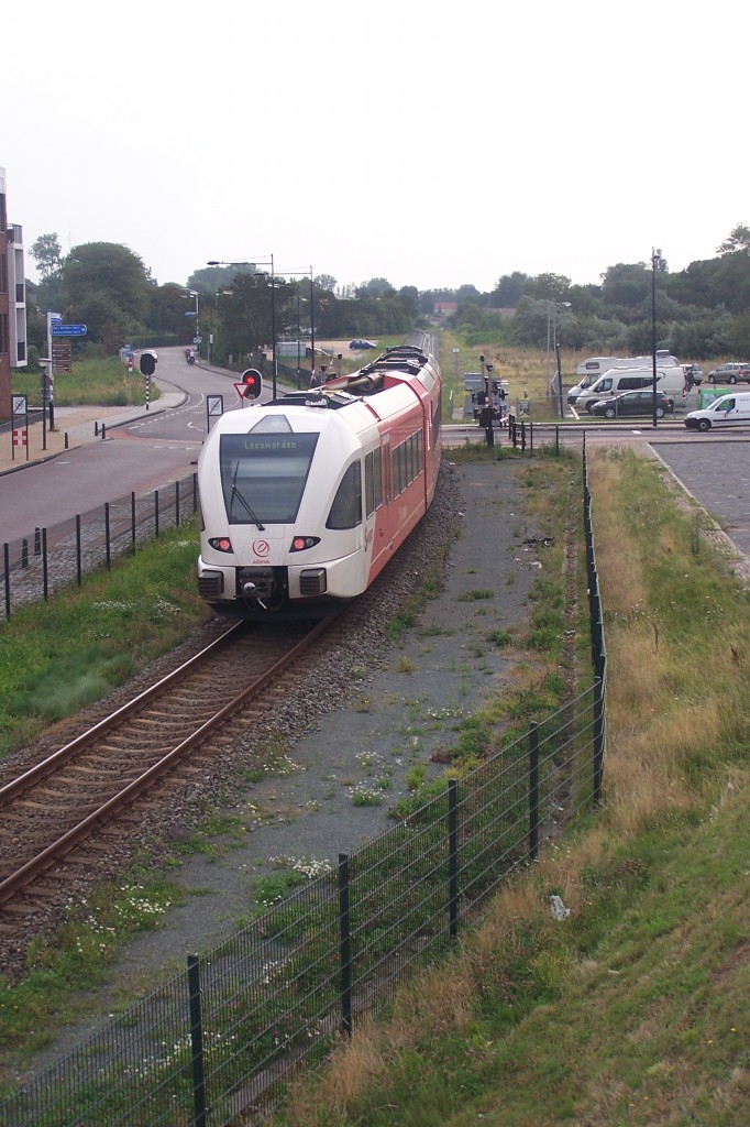 Harlingen /NL , 14.8.15. Nachschuß auf einen GTW2/8 von Arriva. Der Zug verläßt den Ort mit Ziel Leeuwarden.
