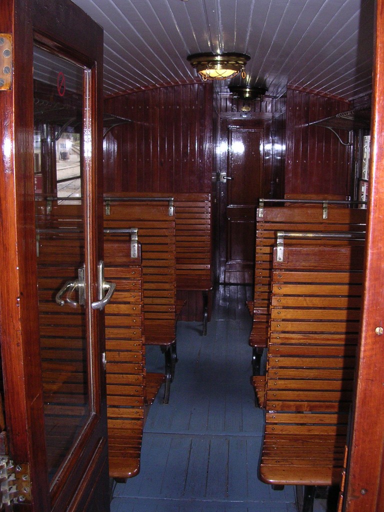 Hart, aber glänzend schaut es hier im  Tren de Sóller  aus, am 29.10.2004 auf Mallorca aus, vermutlich ein altes 2. Klasse - Abteil. (3)
