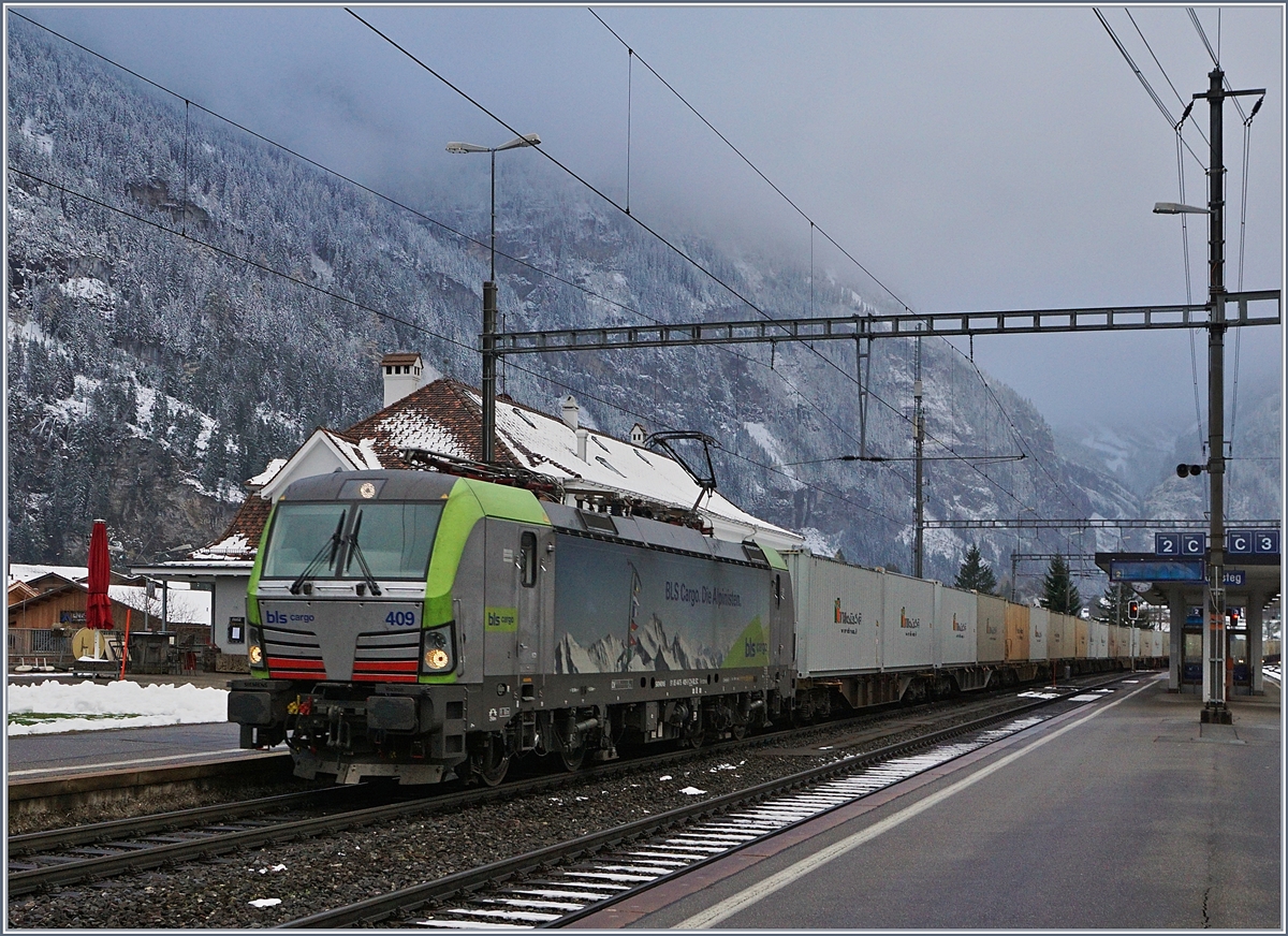 Hart an der Schneefallgrenze habe ich doch ein paar Flocken erhascht und die BLS Re 475 409 mit einem langen Tranisitgüterzug bei der Durchfahrt in Kandersteg fotografiert.
9. Nov. 2017