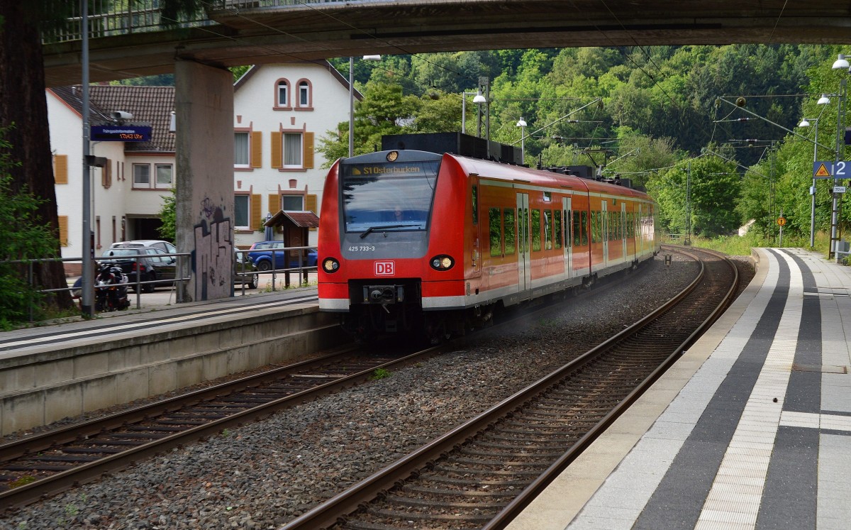 Hart gebremst.....vorne links hing wohl ein Bremsklotz etwas fest als der 425 733-3 in Neckargerach eingefahren ist am 20.6.2015.

