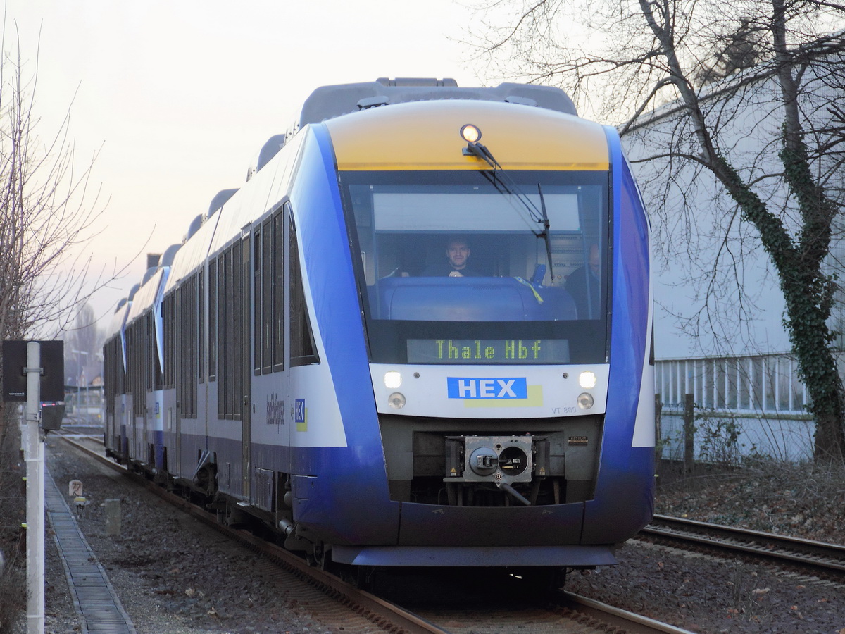 Harz Elbe Express VT 800 kurz vor dem Bahnübergang Quedlinburg, Albert-Schweitzer-Strasse in Richtung Thale als HEX 80148 am 15. Dezember 2013 aus Magdeburg kommend. 