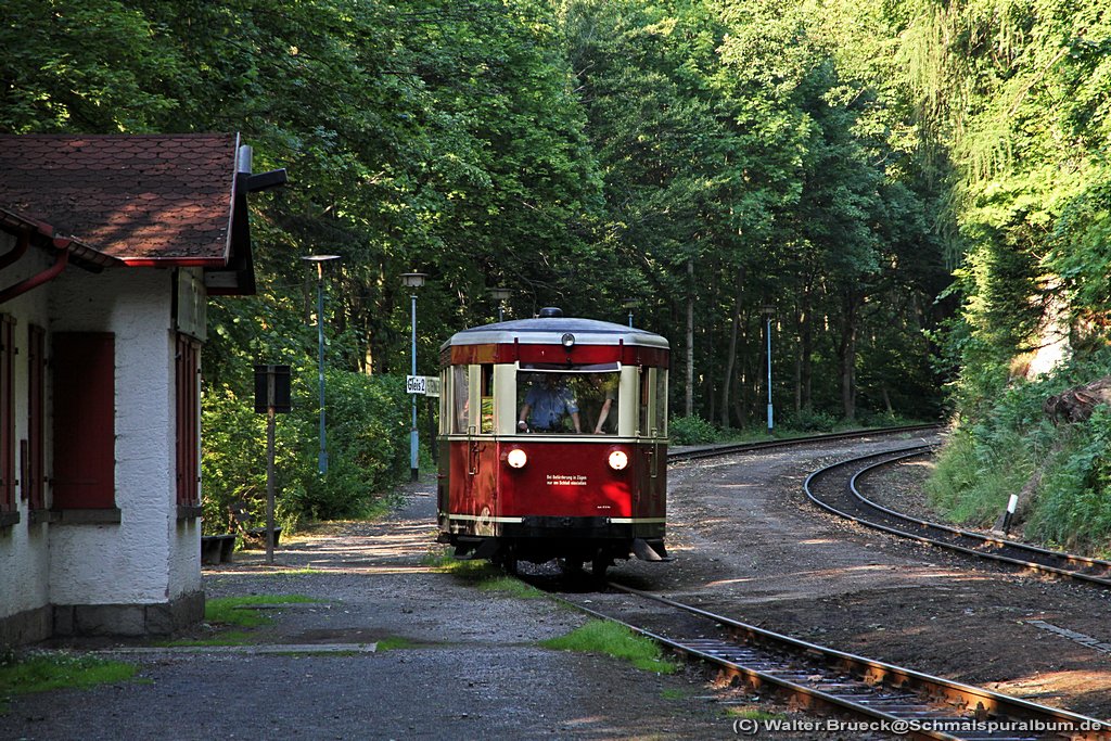 Harzer Schmalspurbahnen am 18.07.2015. Der Triebwagen 187 001 (ex GHE T1) auf einer Charterfahrt beim Halt in der Station Steinerne Renne.  --  Weitere Bilder vom HSB-Besuch am 18.07.2015 siehe auch im Schmalspuralbum unter http://www.schmalspuralbum.de/thumbnails.php?album=591 bzw. http://www.schmalspuralbum.de/index.php?cat=32
