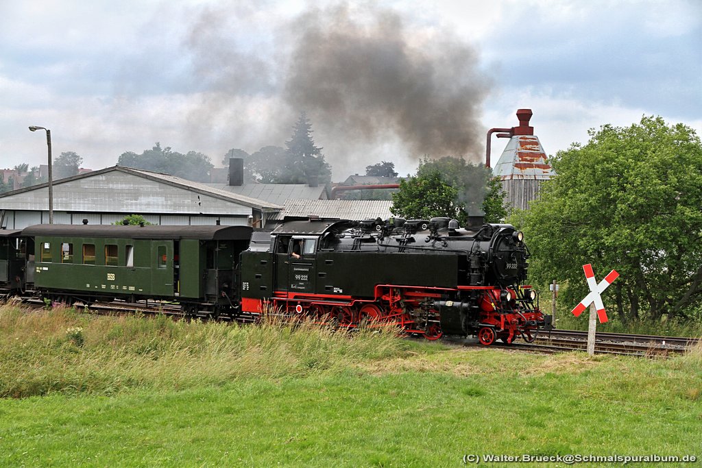 Harzer Schmalspurbahnen am 18.07.2015. Der Traditionszug mit der 99 222 bei der Ausfahrt aus dem Bf Stiege.  --  Weitere Bilder vom HSB-Besuch am 18.07.2015 siehe auch im Schmalspuralbum unter http://www.schmalspuralbum.de/thumbnails.php?album=591 bzw. http://www.schmalspuralbum.de/index.php?cat=32
