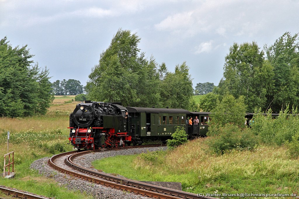 Harzer Schmalspurbahnen am 18.07.2015. Der Traditionszug mit der 99 222 bei der Fahrt durch die Wendeschleife in Stiege.  --  Weitere Bilder vom HSB-Besuch am 18.07.2015 siehe auch im Schmalspuralbum unter http://www.schmalspuralbum.de/thumbnails.php?album=591 bzw. http://www.schmalspuralbum.de/index.php?cat=32
