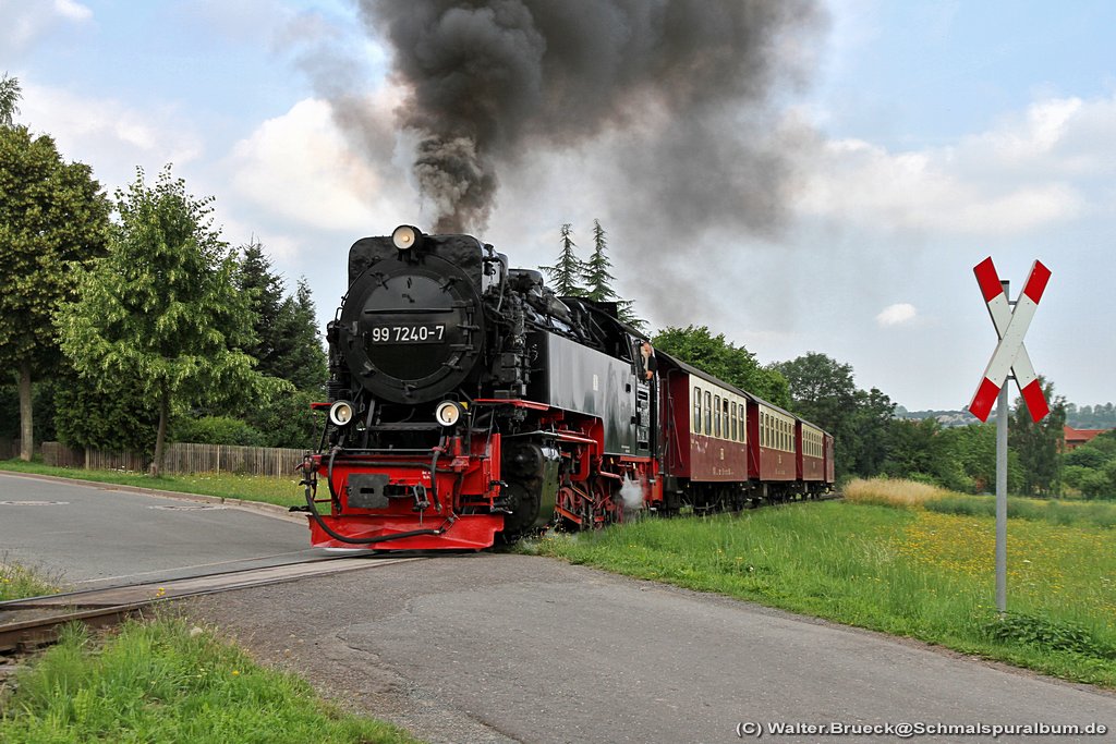 Harzer Schmalspurbahnen am 18.07.2015. Planzug mit der 99 7240-7 nach Nordhausen passiert einen Bü an einer Nebenstraße am Ortsrand von Gernrode.  --  Weitere Bilder vom HSB-Besuch am 18.07.2015 siehe auch im Schmalspuralbum unter http://www.schmalspuralbum.de/thumbnails.php?album=591 bzw. http://www.schmalspuralbum.de/index.php?cat=32

