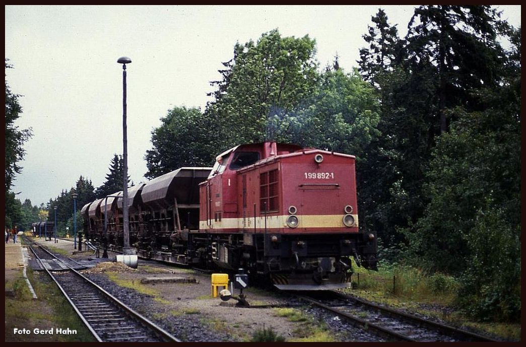  Harzkamel  199892 wartet in Drei Annen Hohne mit einem Güterzug am 7.9.1991 um 13.20 Uhr auf die Weiterfahrt.