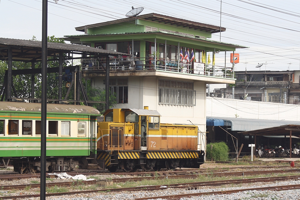 HAS 72 (C, dh, Henschel, Bauj.1985, Fab.Nr.32842) am 21.Mai 2016 vor dem Stellwerk des Bf. Surat Thani.