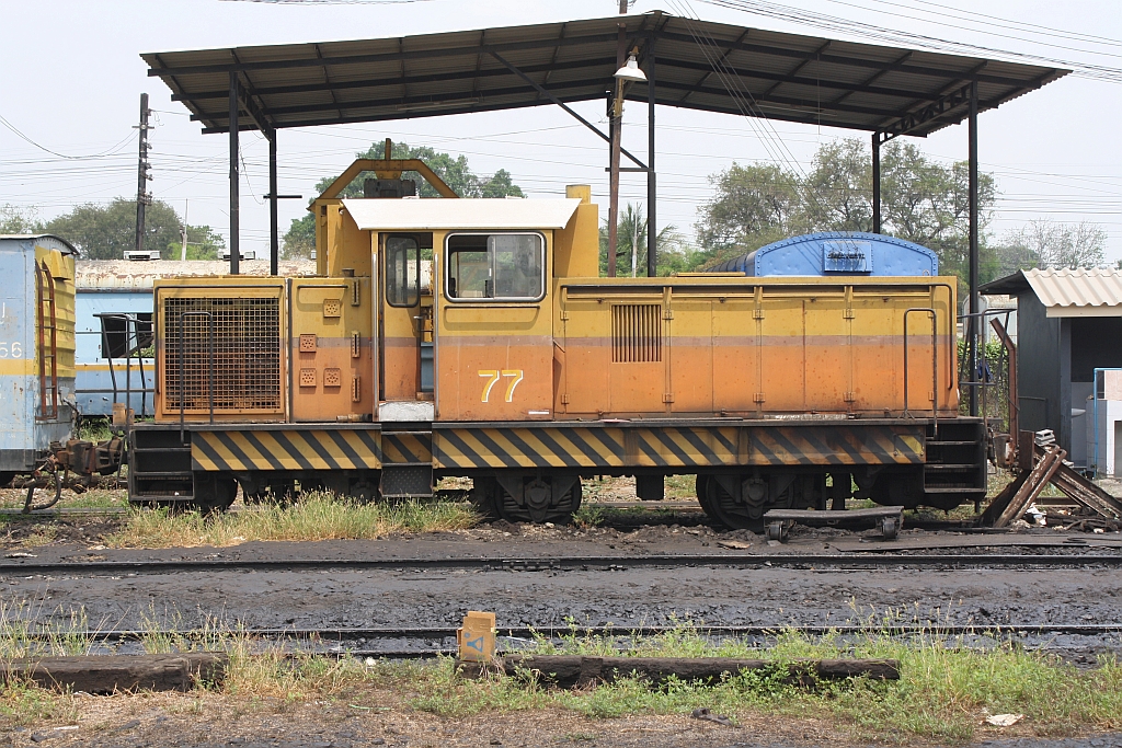 HAS 77 (C, dh, Henschel, Bauj.1985) am 22.März 2014 im Depot Kaeng Khoi Junction. 

