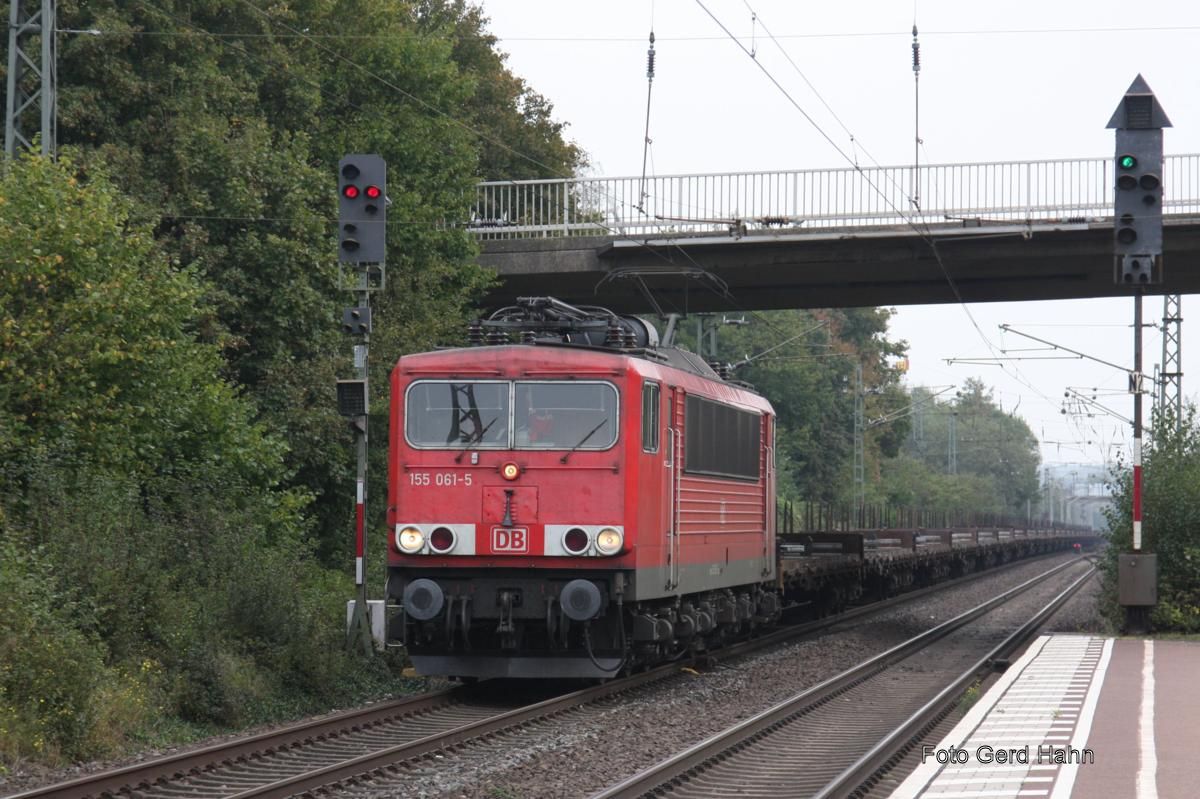 Hasbergen an der Rollbahn am 24.9.2014:
Um 11.44 Uhr ist 155061 mit einem Güterzug in Richtung Münster unterwegs.