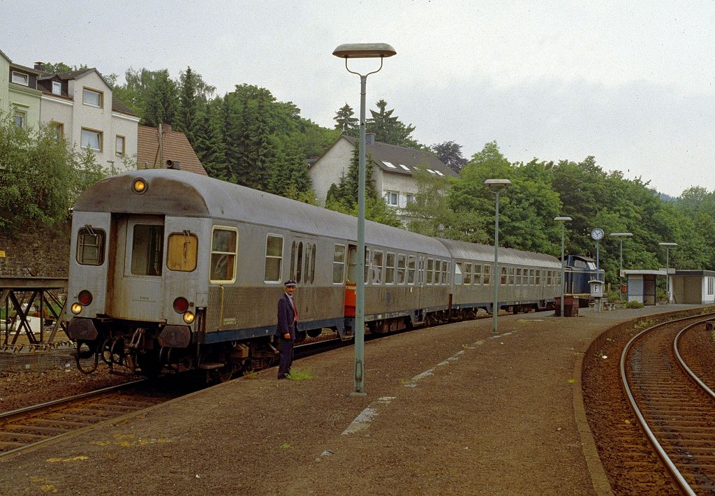 Hasenkasten mit Holzfenster... am 28.05.1988 war dieser Wendezug auf der Strecke Iserlohn - Menden - Fröndenberg so unterwegs... Das Bild entstand in Westig