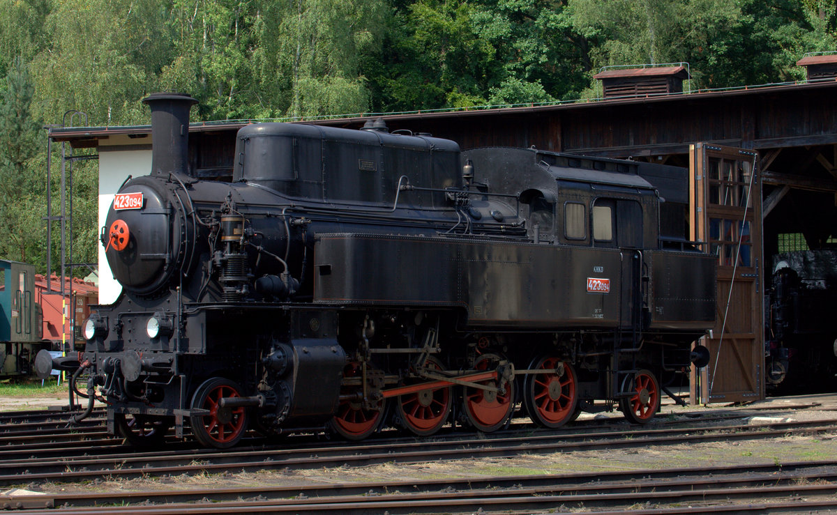 Hat es verdient gerade zu stehen, wenn Sie schon Star des heutigen Tages ist.
423 094 am  26.08.2017  12:28 Uhr vor dem Schuppen in Luzna u Rakovnika.