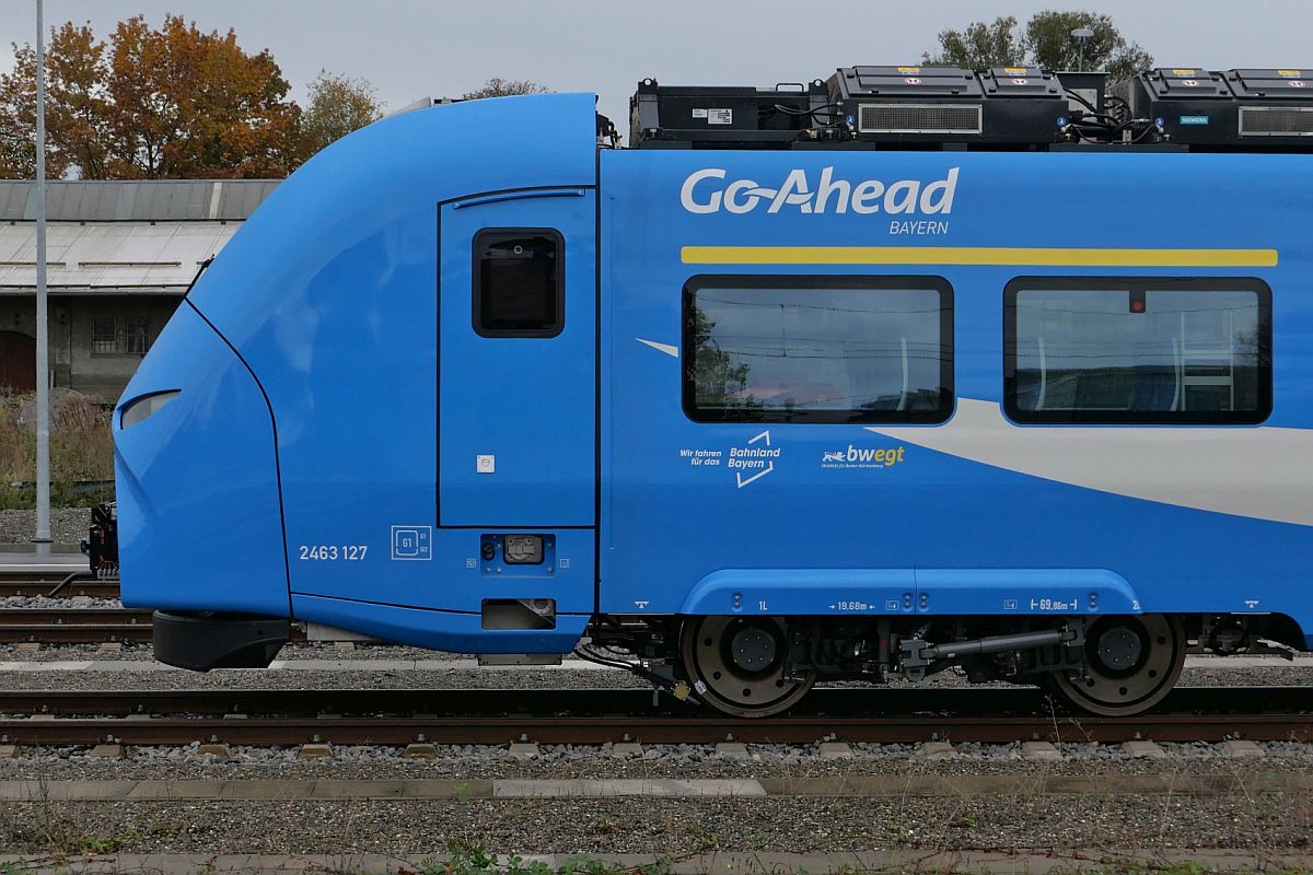 Hat für den Fotograf Ähnlichkeit mit einem Insektenkopf. Der  Kopf  des Mireo am Wagenkasten von 2463 127-7 in Lindau-Reutin. Aufnahmestandort der Bahnsteig an Gleis 24 am 21.10.2022.