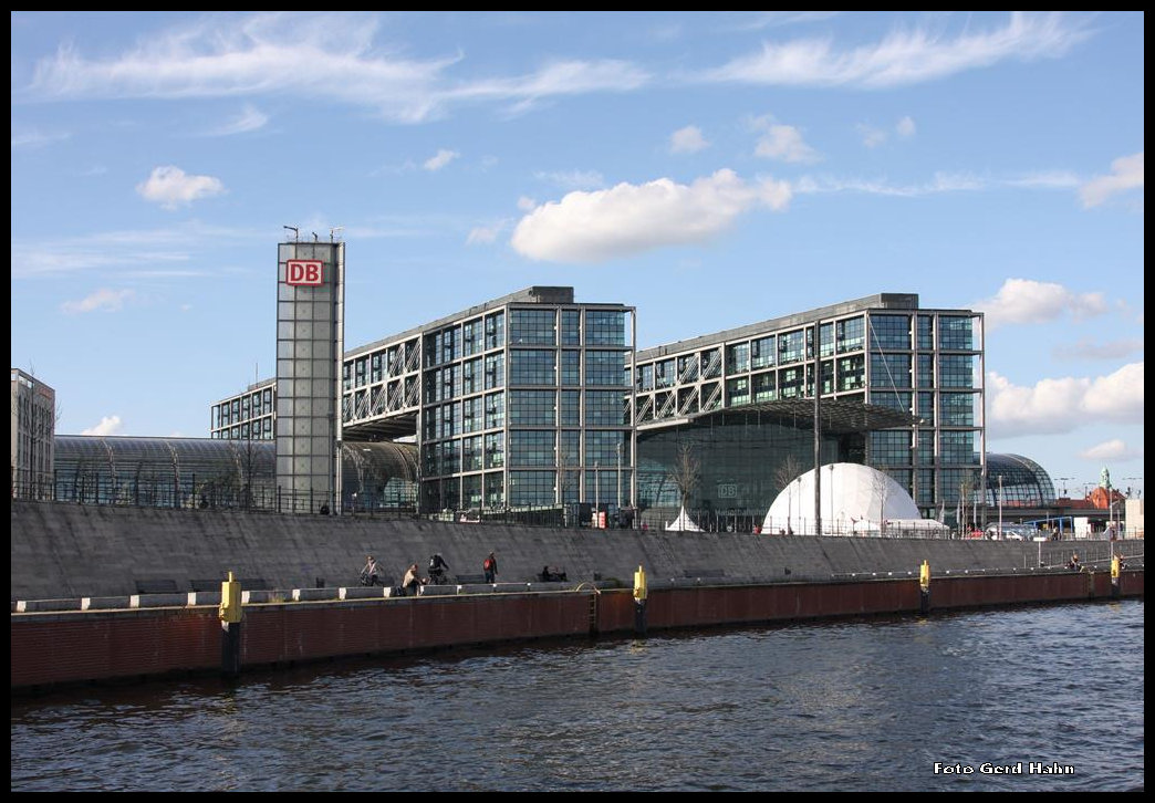 Hauptbahnhof Berlin am 22.04.2016 vom Schiff auf der Spree aus fotografiert!