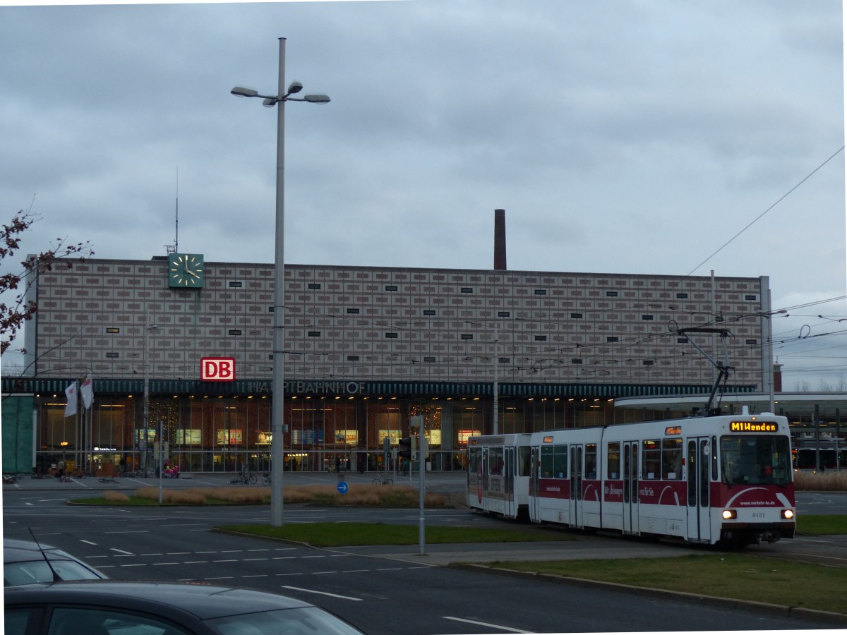 Hauptbahnhof Braunschweig mit Straßenbahn, hier die M1 nach Wenden. Das Fahrzeug 8151 vom Typ  Braunschweig  wurde 1981 gebaut, der Bau des Bahnhofs begann im Jahre 1957. 3.1.2014