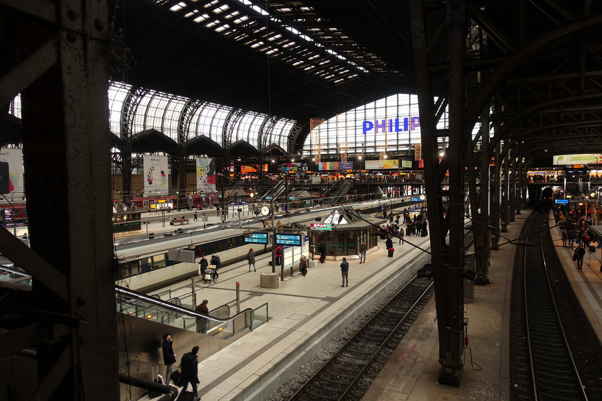 Hauptbahnhof Hamburg am 23.12.2019: Blick in die Bahnhofshalle
