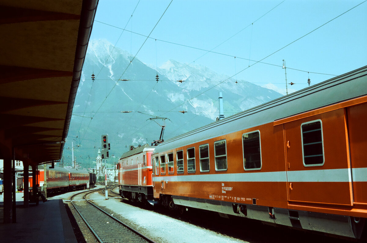 Hauptbahnhof Innsbruck: Österreichischer Personenzug mit einer Ellok der ÖBB-Baureihe 1044 (Sommer 1983)