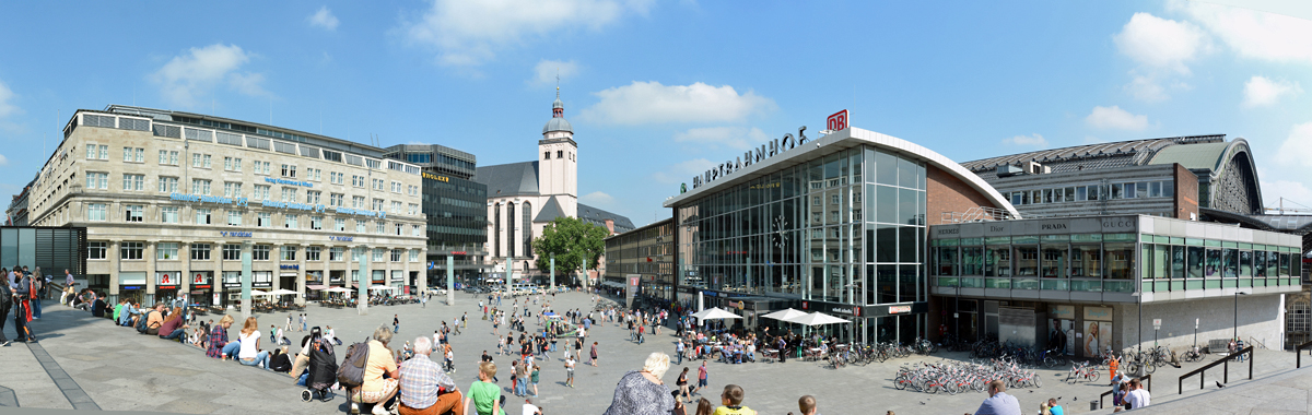 Hauptbahnhof Köln mit Bahnhofsvorplatz und hinten mittig die St.-Maria-Himmelfahrt-Kirche - 31.07.2014