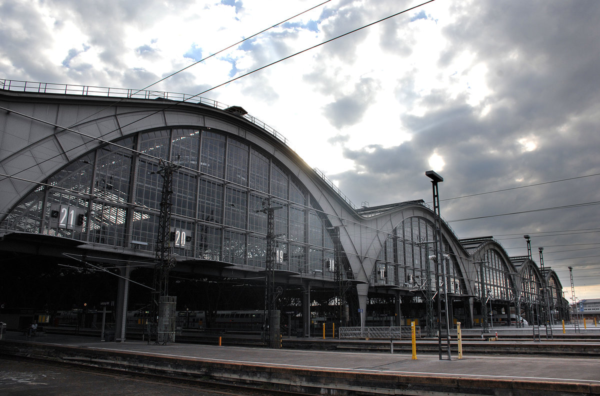 Hauptbahnhof Leipzig vom Bahnsteig am Gleis 23/24 aus gesehen. Aufnahme: 29. April 2017.