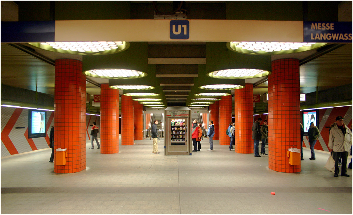 Hauptbahnhof, Linie U1/11 (1978) - 

Ende der siebziger Jahre erreichte die U-Bahn Nürnberg die Innenstadt. Bei diesen drei neuen Stationen wurde erstmals von den reinen Zweckbauten abgewichen und architektonisch aufwändiger Anlagen errichtet. Die Haltestelle  Hauptbahnhof  führt zwar das bisherige Kacheldesign fort, doch wurde es hier bei den Bahnsteigwänden in mehr grafischer Form angewendet. Der breite Bahnsteig mit zwei Stützenreihen wird durch die besondere Form der Beleuchtung gepägt. Dieser Bahnsteig befindet sich in Ebene - 3 mit direkten Treppenanlagen zur DB-Bahnsteigunterführung in Ebene 0, zum Fußgängergeschoß unter dem Hbf-Vorplatz in Ebene -1 und zur Station der Linie U2 in Ebene -2. 

04.03.2006 (M)