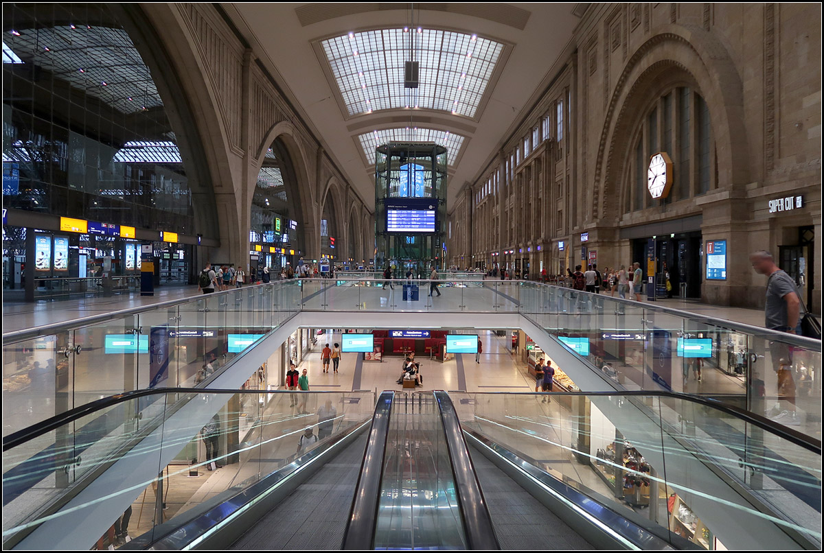 Hauptbahnhof mit Einkaufszentrum -

Unter der Querbahnsteighalle des Leipziger Hauptbahnhofes befindet sich ein doppelstöckiges Einkaufszentrum.

27.08.2017 (M)